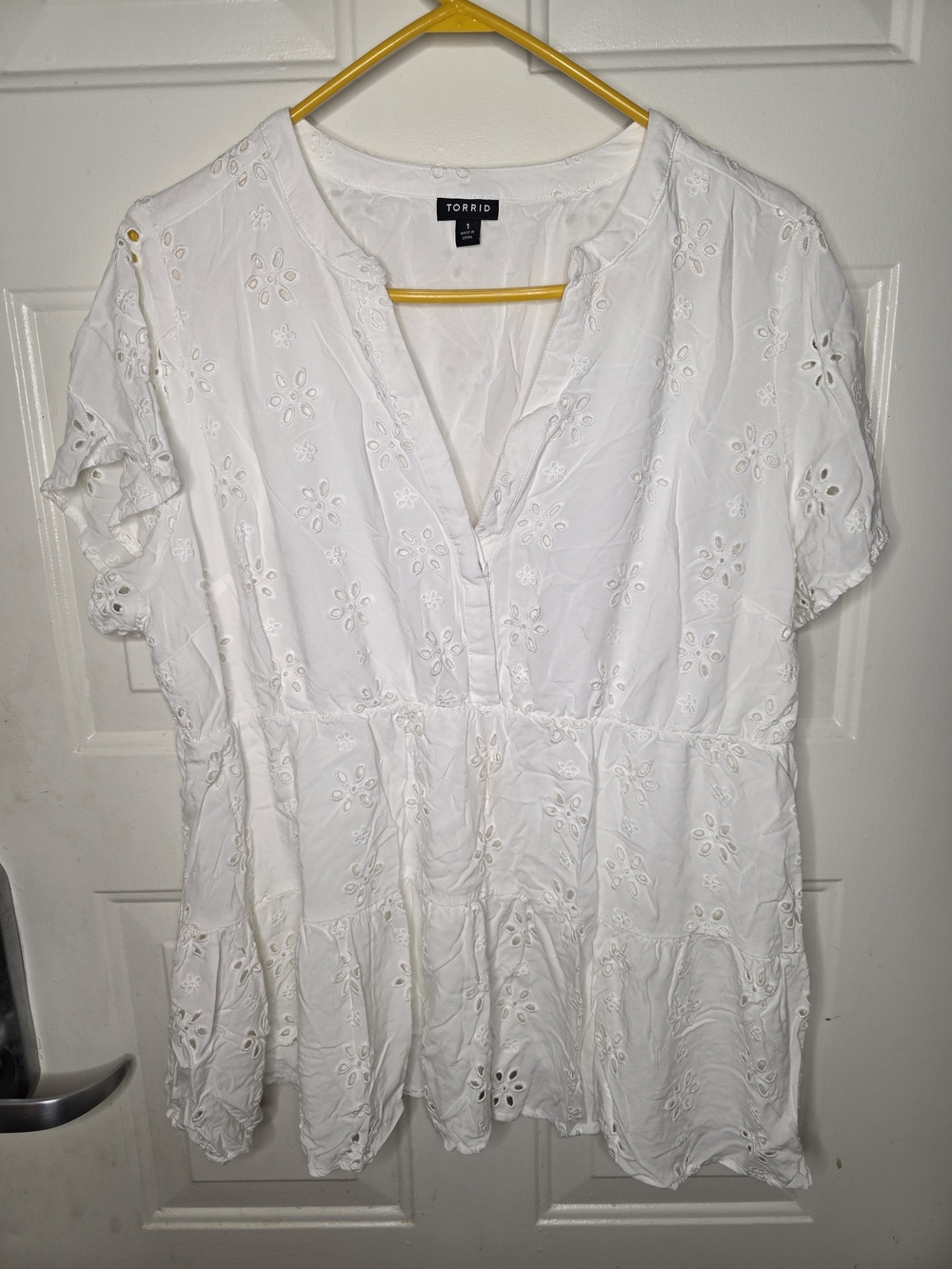 Torrid White‎ Eyelet Peplum V-Neck Top Size 1